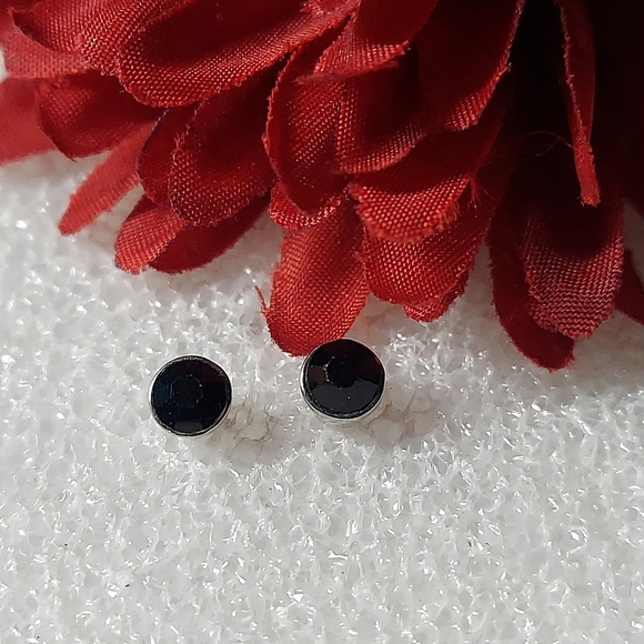 E480 Minimalist Black Crystal Stud Earrings - Picture 7 of 16